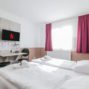 Hotel Cafe Galerie - Smart Tv - Free Parking, Garbsen
